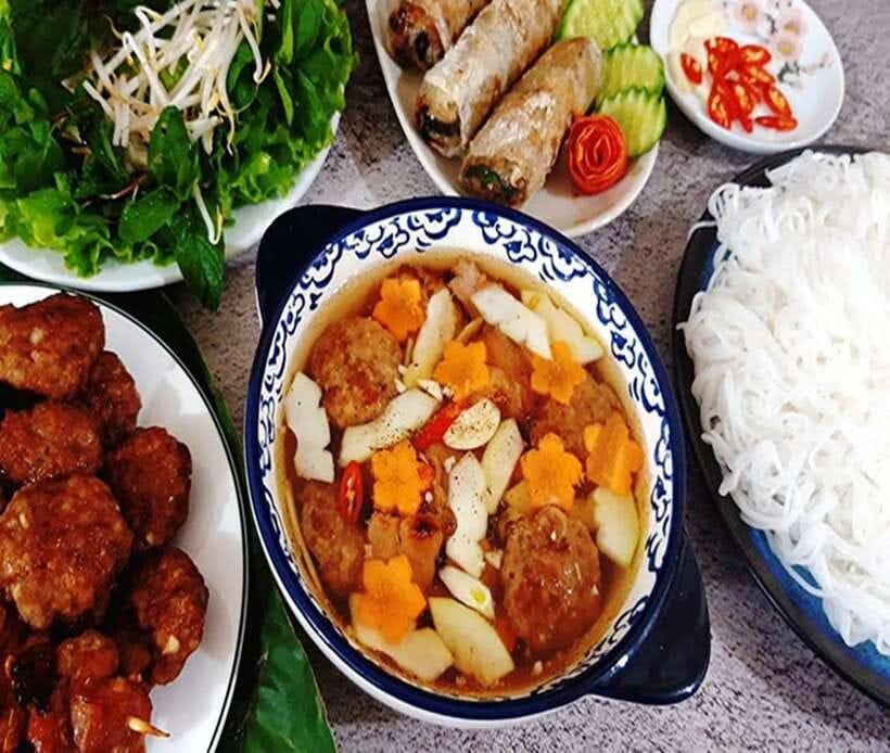 Hanoi: Eat Like a Local Small Group Street Food Tour - Small groups, private options, and dietary needs