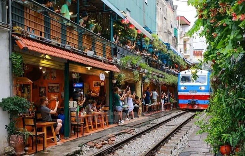 Hanoi: Eat Like a Local Small Group Street Food Tour - Meeting at Ngo Huyen Street and learning the basics