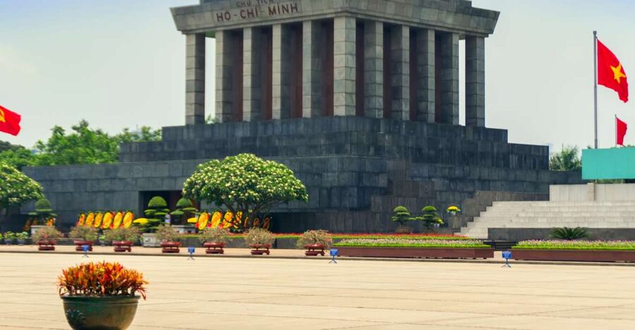 Hanoi: Full-Day City Tour and Water Puppet Show - Tran Quoc Pagoda beside West Lake