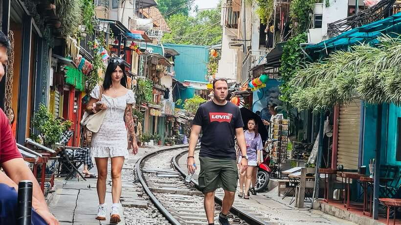 Hanoi: Guided Food Tour with Train Street Visit - What the guides add to the food