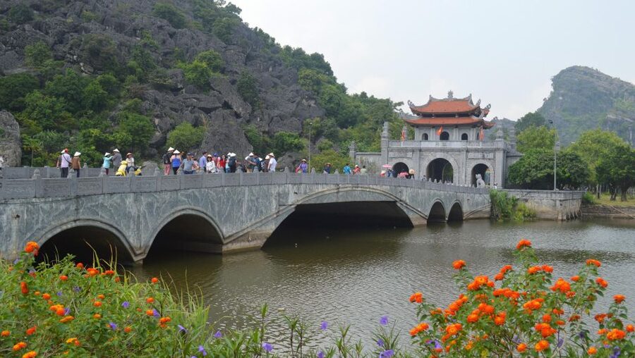Hanoi: Guided Full-Day Hoa Lu, Trang An and Mua Cave Tour - Hoa Lu and Vietnam’s former capital