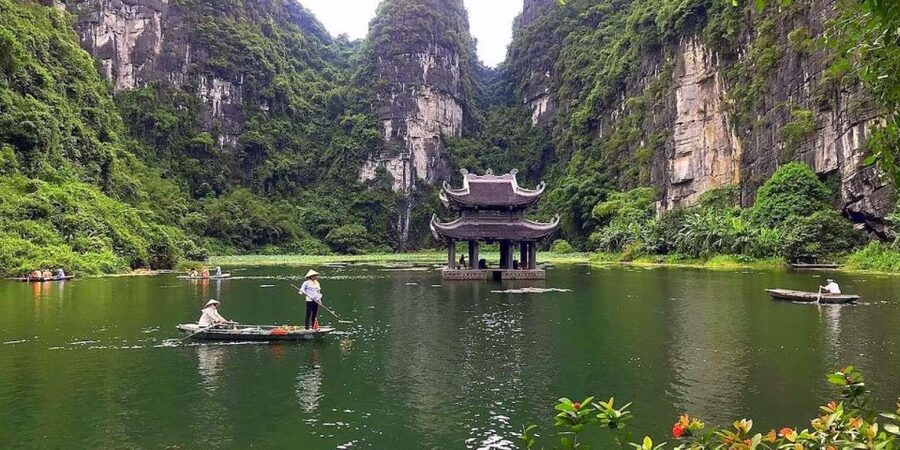 Hanoi: Guided Full-Day Hoa Lu, Trang An and Mua Cave Tour - Climbing the 500 steps at Mua Cave