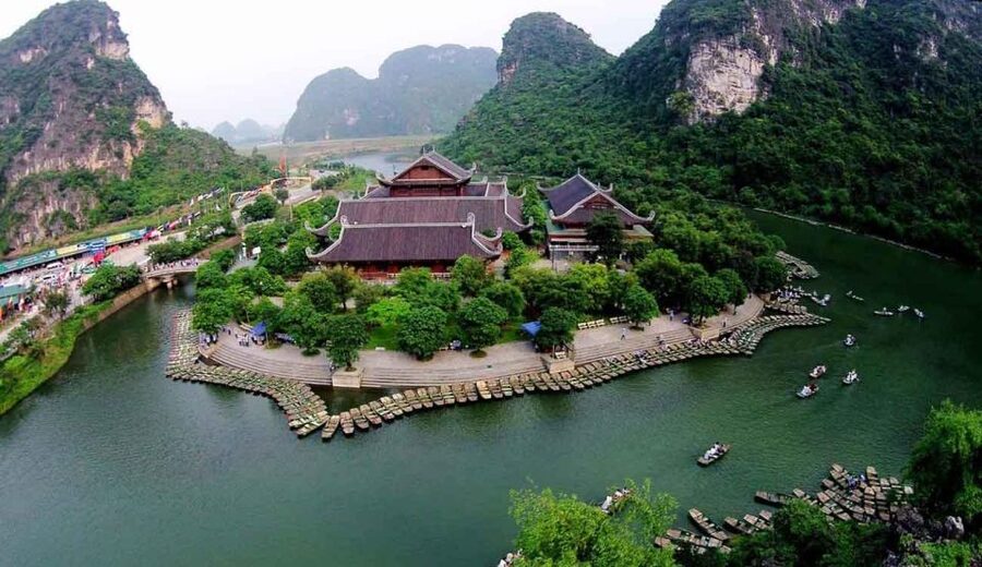 Hanoi: Guided Full-Day Hoa Lu, Trang An and Mua Cave Tour - How the guides shape the experience