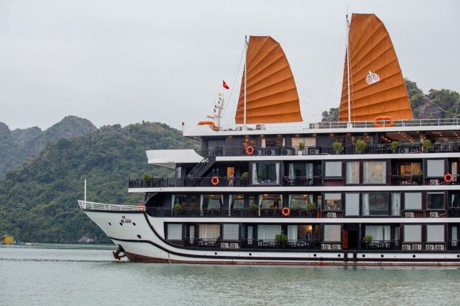 Hanoi: Halong Bay 2-Day 5-Star Balcony Cruise & Bathtub - Tra Bau and the quieter side of Lan Ha Bay