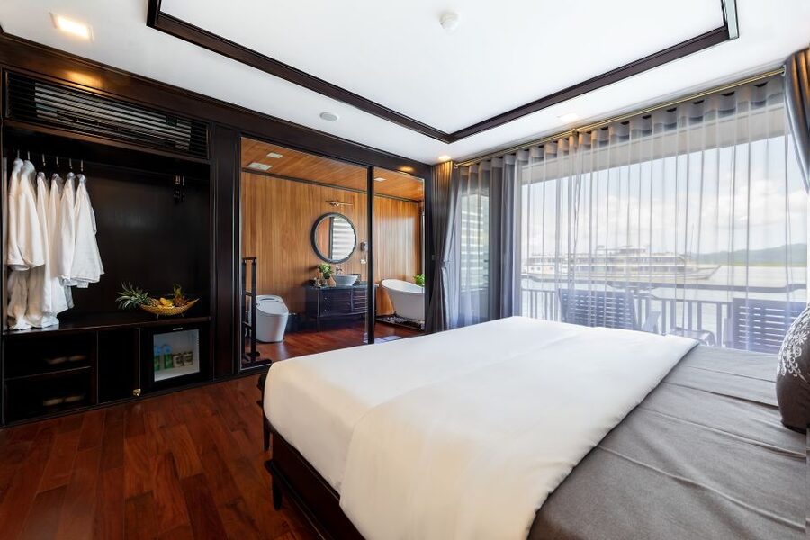 Hanoi: Halong Bay 2-Day 5-Star Balcony Cruise & Bathtub - How much value do you get for $162?