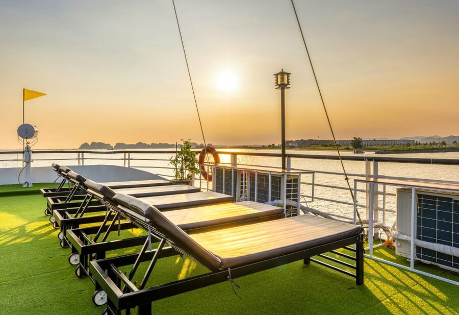 Hanoi: Halong Bay Cruise, Amazing Cave, Titov Island & Kayak - Lunch with Halong Bay views