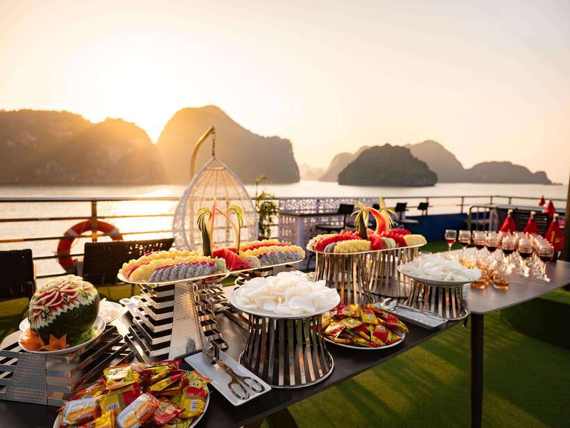 Hanoi: Halong Bay Cruise, Amazing Cave, Titov Island & Kayak - Luon Cave by kayak or bamboo boat