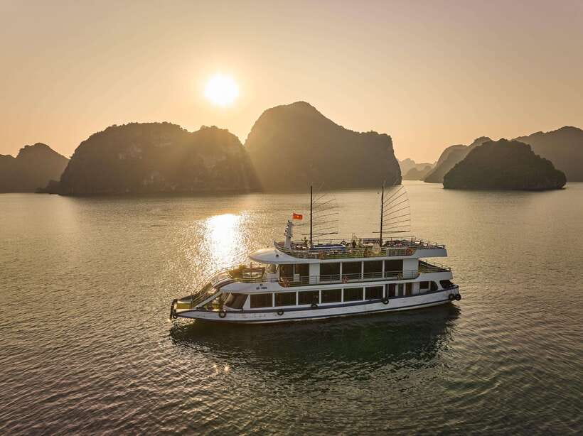 Hanoi: Halong Bay Cruise, Amazing Cave, Titov Island & Kayak - Titov Island, swimming, and the climb
