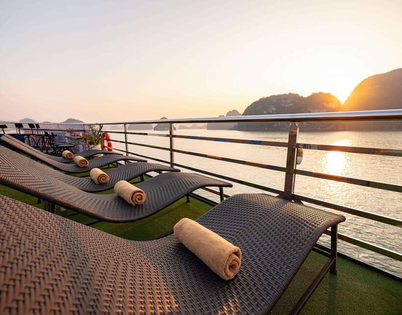 Hanoi: Halong Bay Cruise, Amazing Cave, Titov Island & Kayak - The sunset party on the return ride