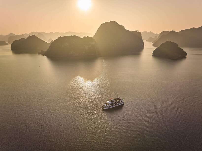 Hanoi: Halong Bay Cruise, Amazing Cave, Titov Island & Kayak - Hanoi pickup and the long road to Tuan Chau