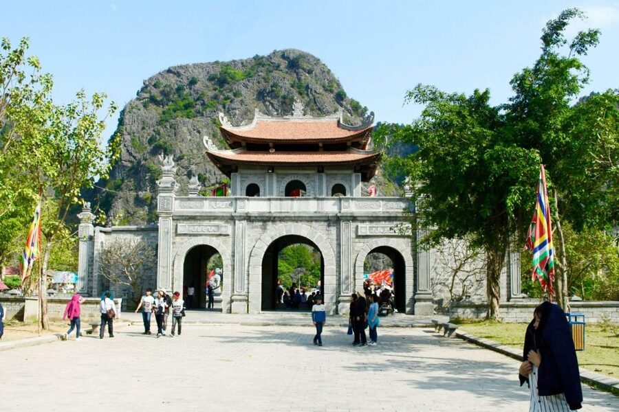 Hanoi: Hoa Lu, Trang An, and Mua Cave Full-Day Trip - Lunch in Ninh Binh: useful, filling, and not the main event