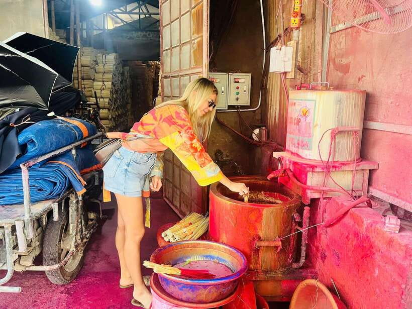 Hanoi: Incense Village, Hat, and Lacquer Artisanal Tour - Quang Phu Cau: incense arranged for the camera