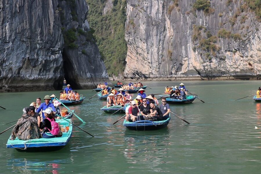 Hanoi: Islands & Caves Ha Long Cruise with Lunch & Kayaking - Walking through Thien Cung, the Heavenly Palace Cave