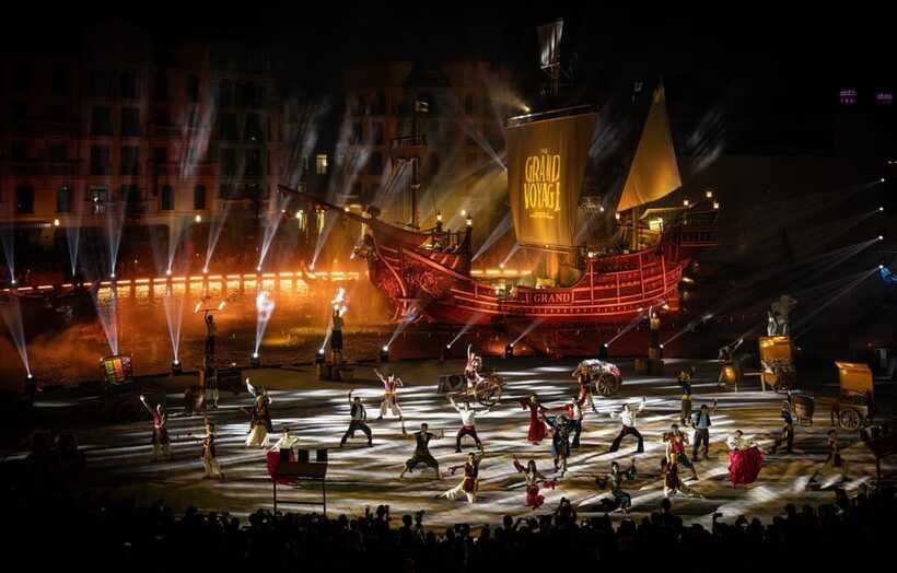 Hanoi: Mega Grand World with Bat Trang Pottery Village - Guides, transport, and the human side