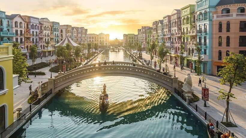 Hanoi: Mega Grand World with Bat Trang Pottery Village - The bridge, parade, and Venice River