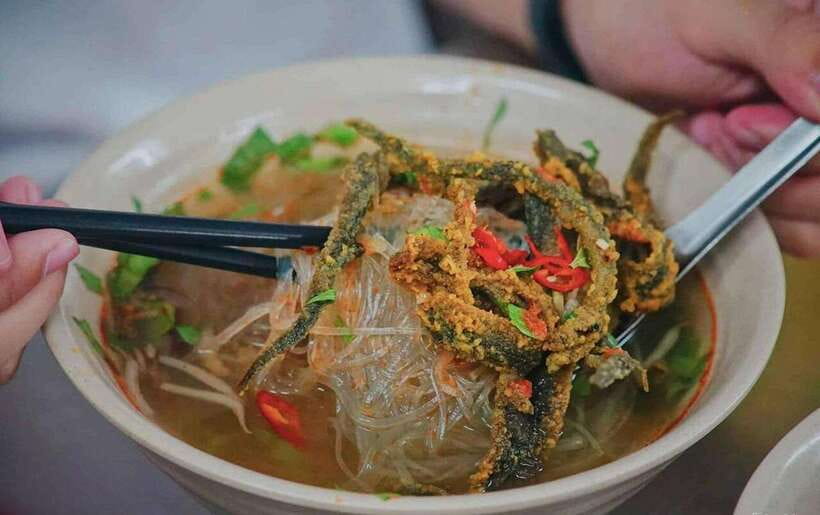 Hanoi: Michelin Guide Street Food Walking Tour - Second stop: crispy eel and glass noodles