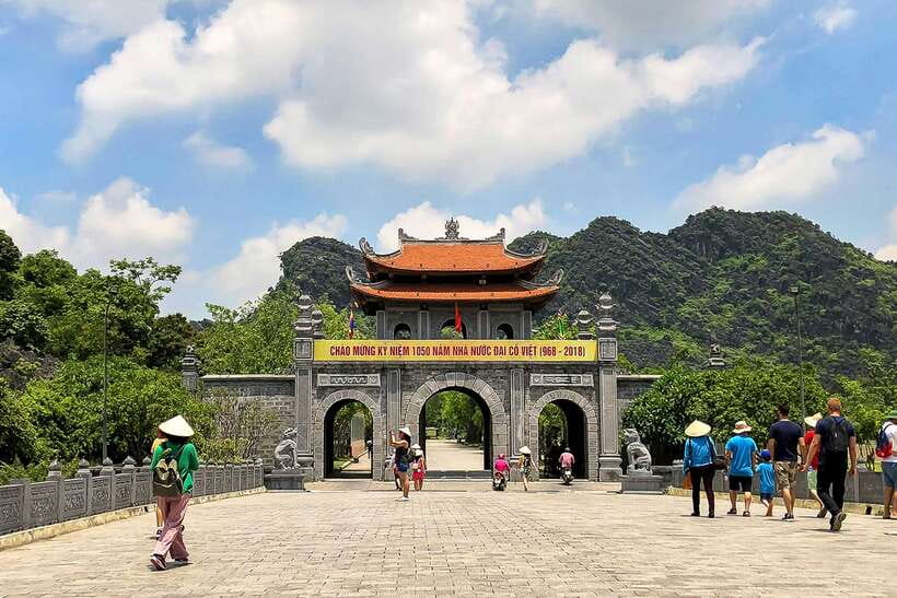 Hanoi/Ninh Binh: 1-Day Tam Coc/Trang An, Hoa Lu & Mua Caves - Getting out of Hanoi between 7:30 and 8:00
