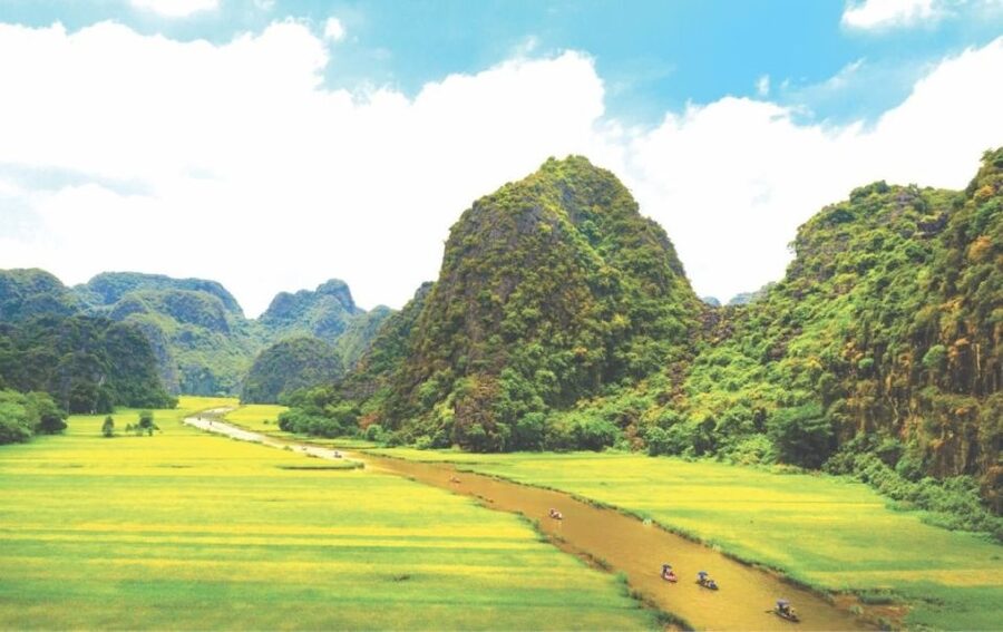 Hanoi: Ninh Binh, Hoa Lu, Tam Coc and Mua Cave Day Trip - Mua Cave and the 500-step climb