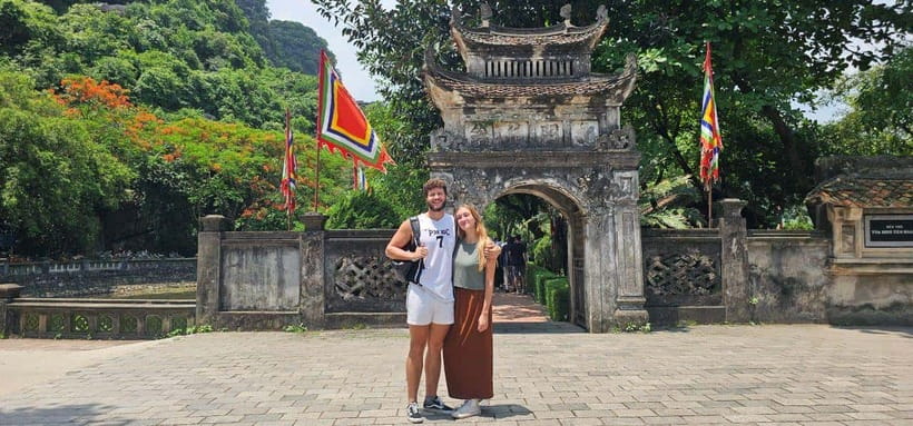 Hanoi: Ninh Binh- Hoa Lu - Trang An - Mua Cave - Best Seller - Trang An by sampan through caves and temples
