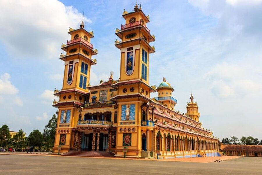 Hanoi: Private custom tour with a local guide - The guides and languages