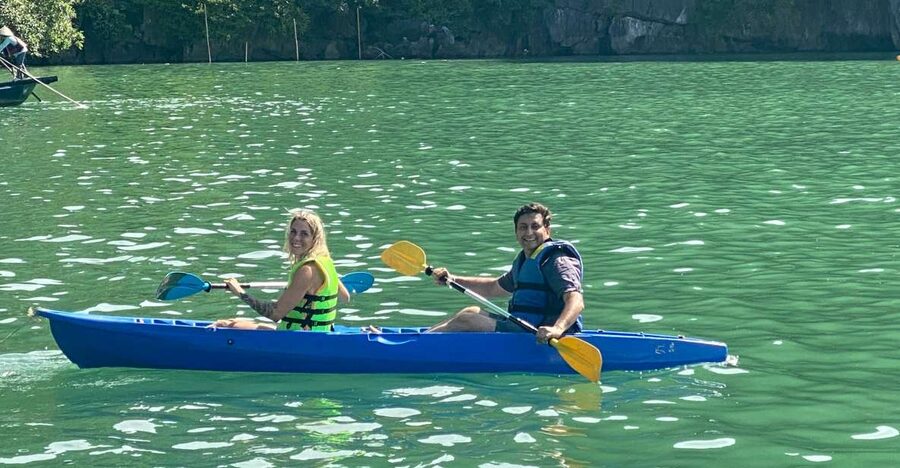 Hanoi: Roundtrip Halong Bay Islands, Caves, Kayaking & Lunch - Key points at a glance