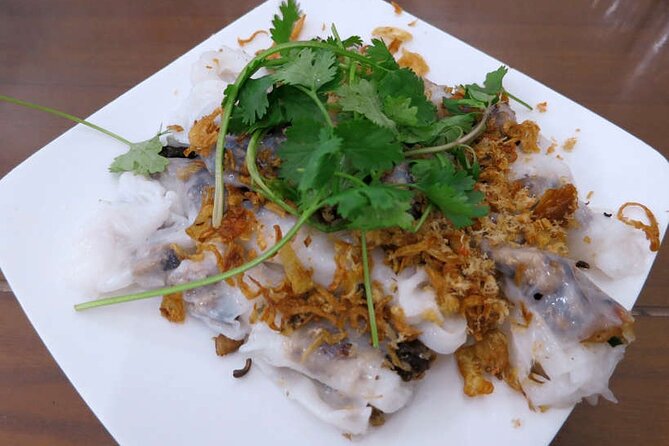 Hanoi street food tour (Private tour) - Dong Xuan Market shows the practical Old Quarter