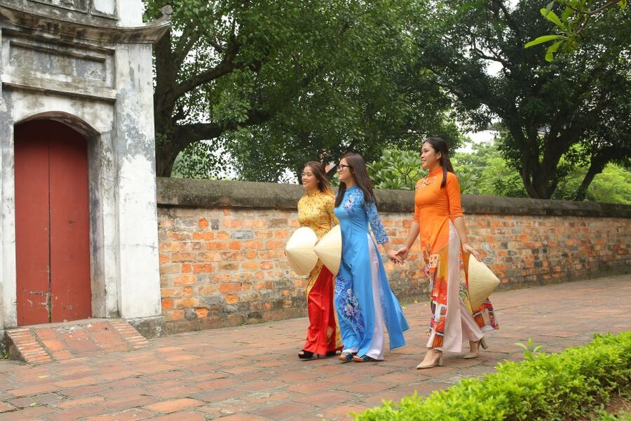 Hanoi: Traditional Ao Dai Dress and Non La Hat Rental - Key points at a glance