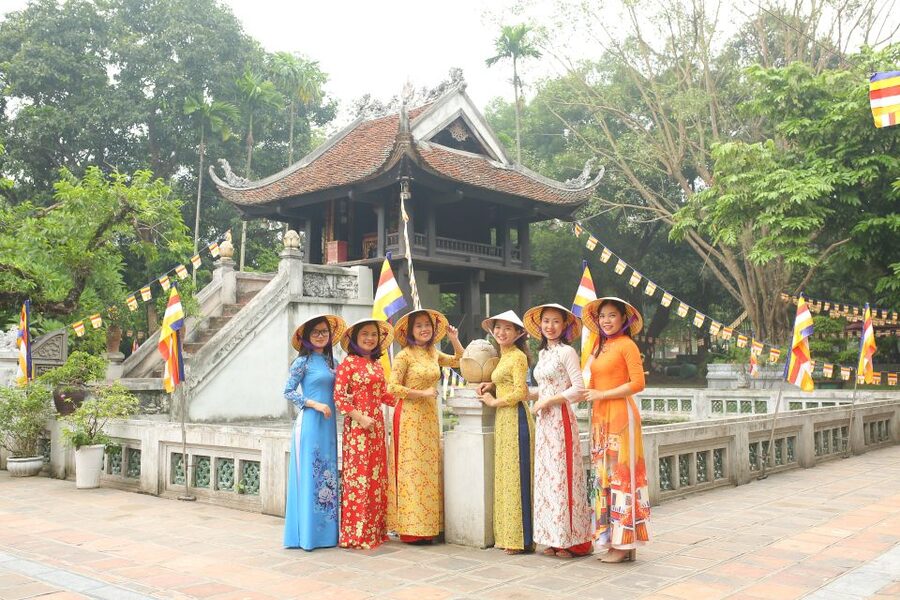 Hanoi: Traditional Ao Dai Dress and Non La Hat Rental - Building your own photo route from the Old Quarter
