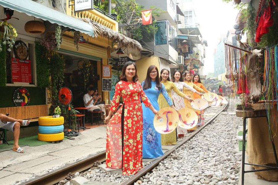 Hanoi: Traditional Ao Dai Dress and Non La Hat Rental - Who should book this experience?