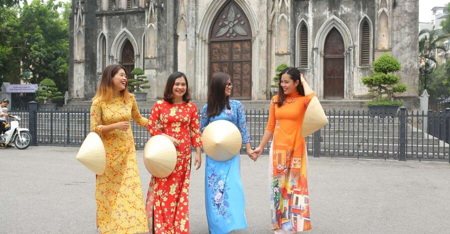 Hanoi: Traditional Ao Dai Dress and Non La Hat Rental - Collecting your outfit at 38 Bat Su Street