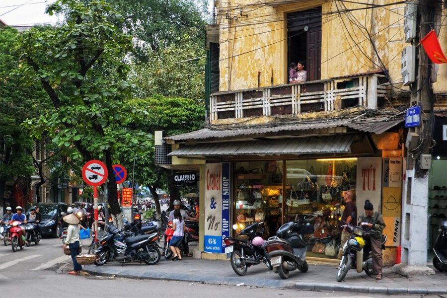Hanoi: Walking Street Food Tour & Train Street w/Local Guide - Why this Hanoi food walk works so well