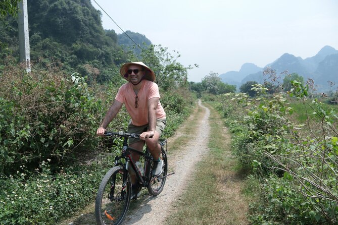 Hidden Ninh Binh Luxury Full Day Group Tour (Tam Coc - Hoa Lu) - Meeting a three-generation family in Tam Coc