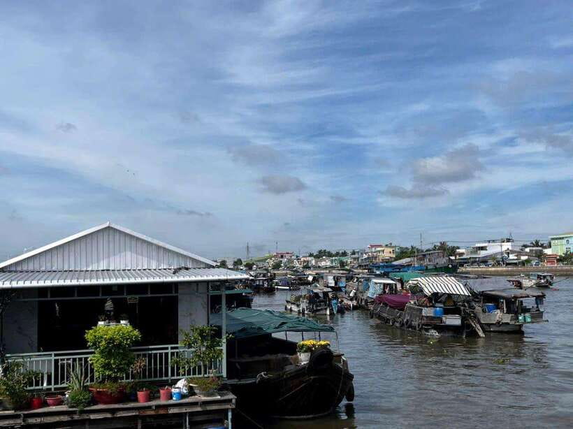 Ho Chi Minh: 1-Day Mekong Delta Tour-Floating Market & Islet - Making cakes and sharing the flying menu