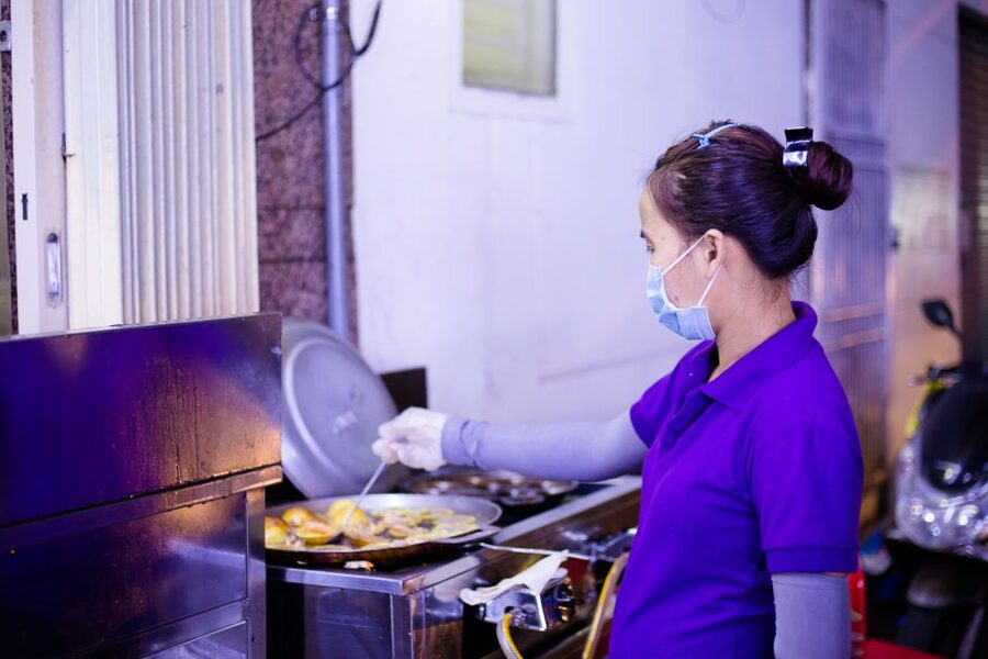 Ho Chi Minh City: Private Street Food Motorbike Tour - District 4 seafood and the final dessert