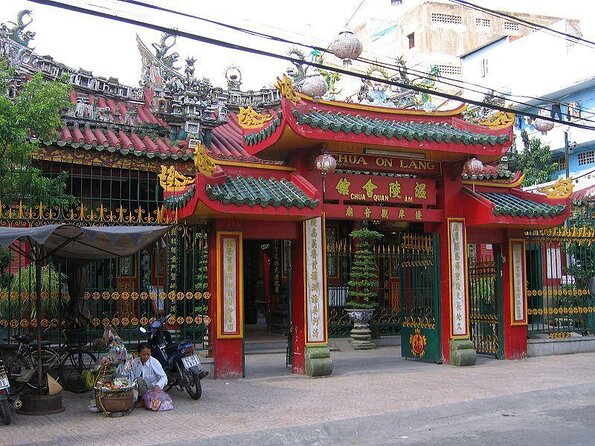 Ho Chi Minh City private walking tours with young local volunteers - District 3, cafes and wartime stories