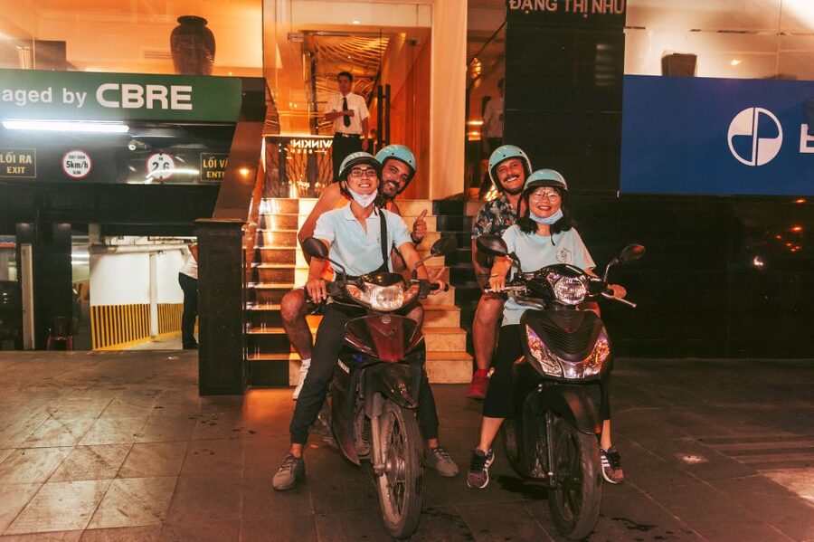 Ho Chi Minh: Private City Tour and Dinner Cruise with Buffet - The central sights, from a street-level view