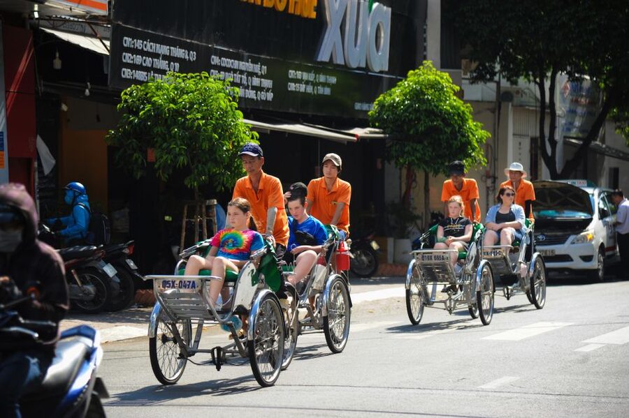 Ho Chi Minh: Private City Tour and Dinner Cruise with Buffet - Arriving at the Saigon River