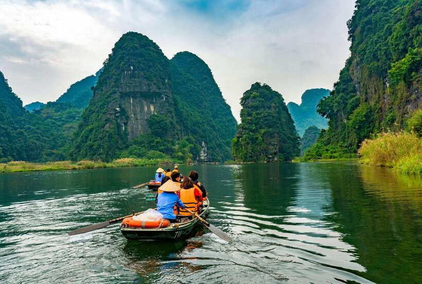 Hoa Lu, Tam Coc, & Mua Cave Day Trip with Lunch & Limousine - Key points to know before booking