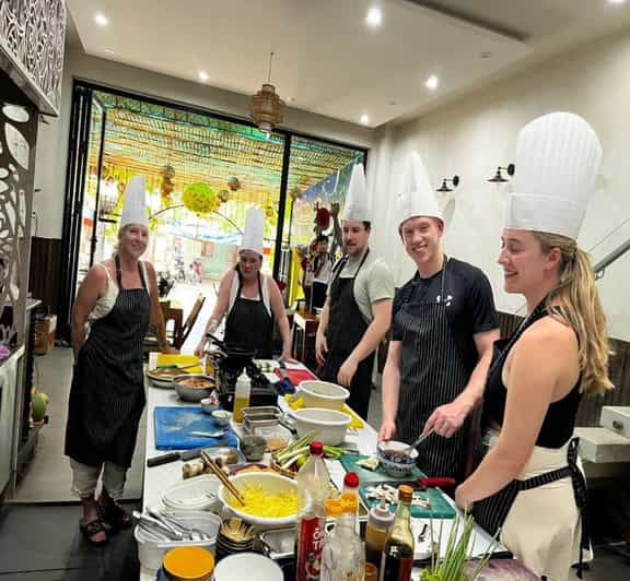 Hoi An Authentic Cooking Class with Pro Chef in Small group - Starting at the local market