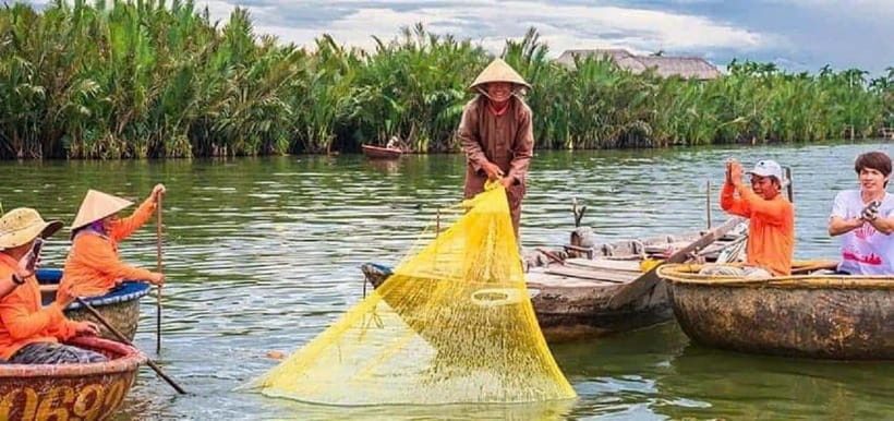 Hoi An: Coconut Basket Boat Ride by Hangcoconut - Trying the boat yourself