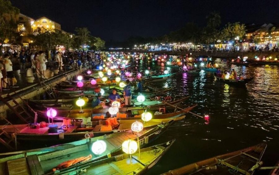 Hoi An : Hoai River Boat Trip by Night and Floating Lantern - What is included and what you still pay for
