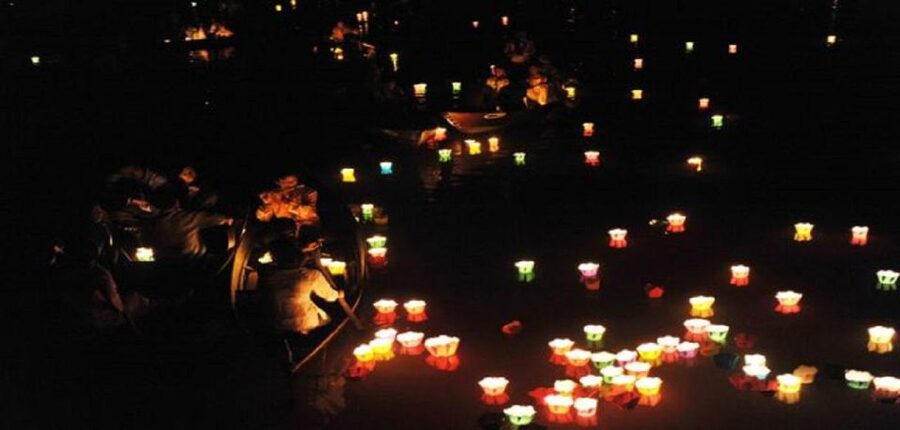 Hoi An : Hoai River Boat Trip by Night and Floating Lantern - On the Thu Bồn River, the lights do the talking