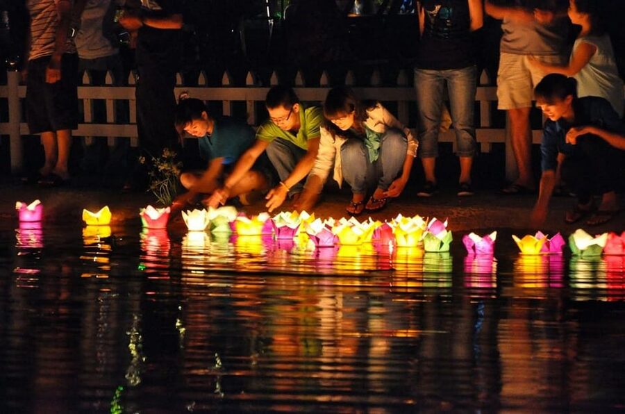Hoi An: Hoai River Night Boat Trip and Floating Lantern - Meeting at the Statue Opposite 140 Tran Phu Street