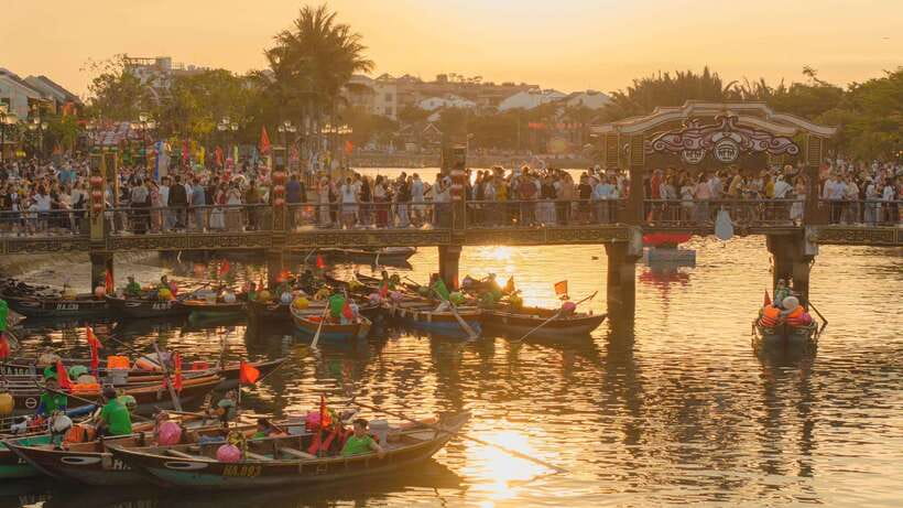 Hoi An : Lantern Boat Trip & Release Lantern - Seeing the Ancient Town from the water