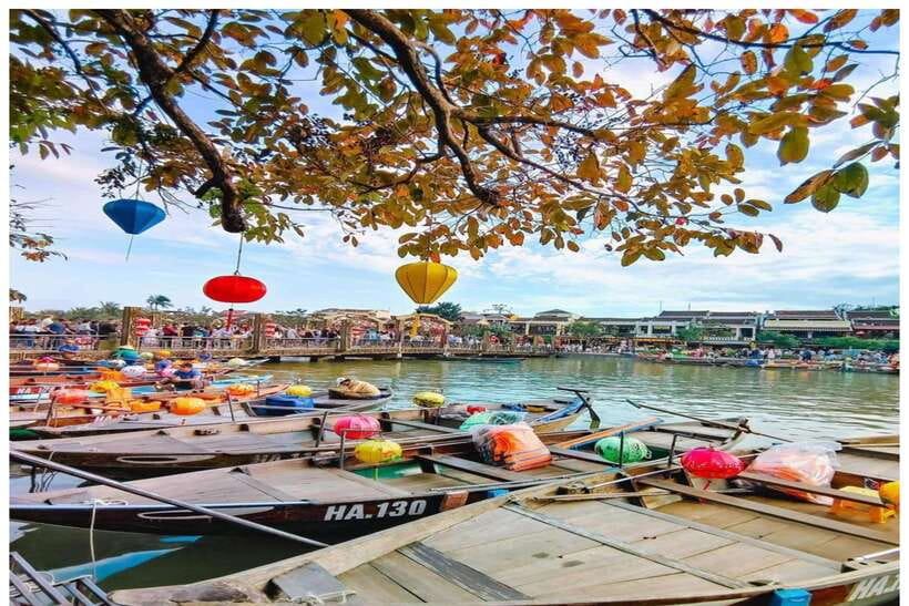 Hoi An : Lantern Boat Trip & Release Lantern - Releasing your flower lantern