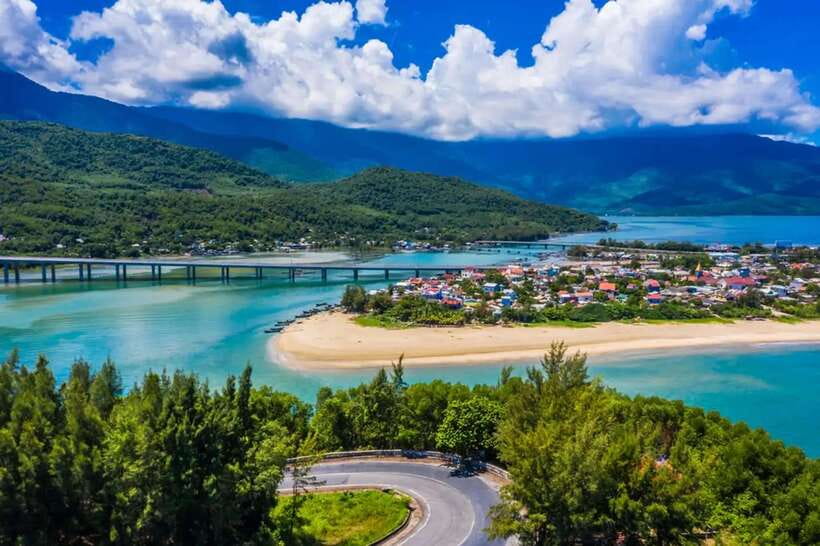 Hoi An: Private Car To/From Hue via Multi Attraction( 1-Way) - The Golden Bridge changes the shape of the day