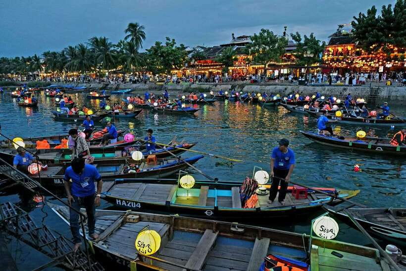 Hoi An: River Lantern Boat Experience with Free 5G eSIM - Boarding the Hoai River Boat