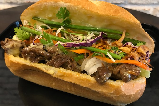 Hoi An Street Food Walking Tour with Tastings - What the guide adds to every dish