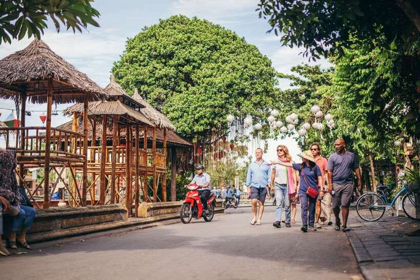Hoi An: Sunset Food Tasting Tour - Group Size, Walking, and Practical Comfort