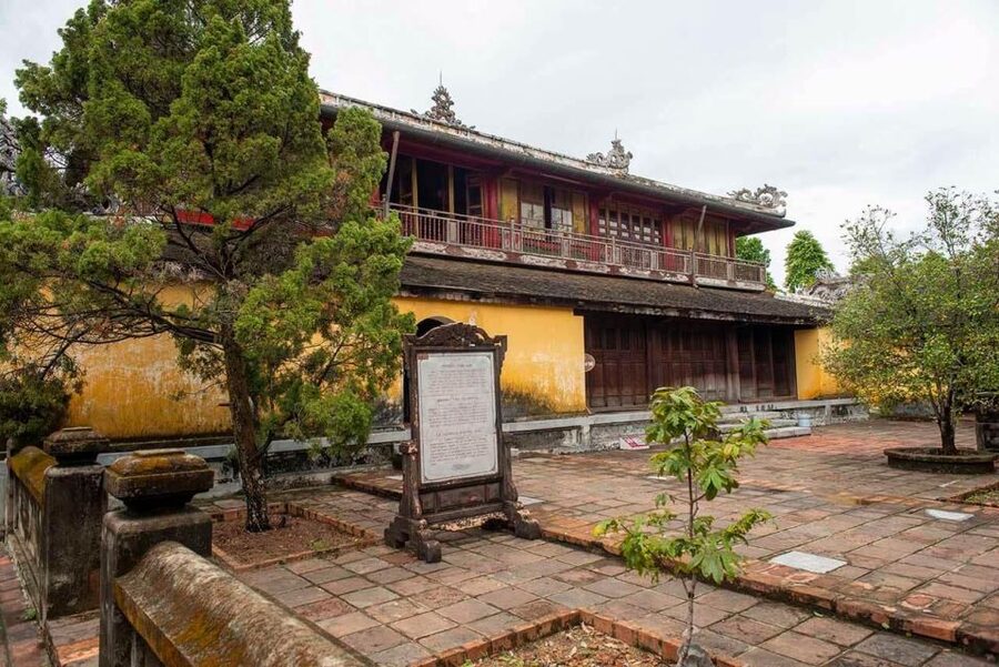 Hue Customizable Tour with Imperial Citadel & Forbidden City - Thai Hoa Palace and the center of royal power